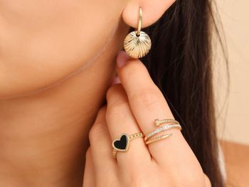 złoty pierścionek z sercem, pierścionek z onyksem, czarny onyks pierścionek, pierścionek damski złoty, pierścionek walentynkowy, biżuteria z motywem serca, kolekcja Amore, pierścionek na prezent7.jpg